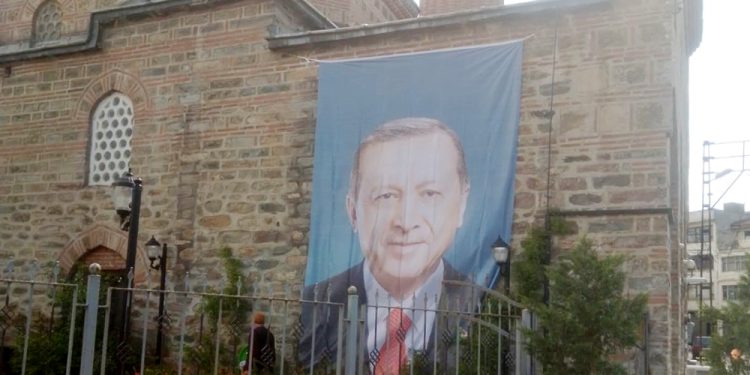 Bursa’da cami duvarına Tayyip Erdoğan’ın seçim posteri asıldı