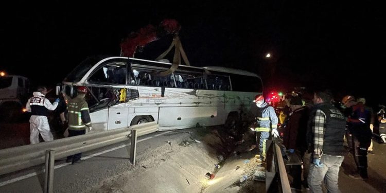 Bursa’da öğrencileri taşıyan tur otobüsü devrildi: 3 ölü, 44 yaralı