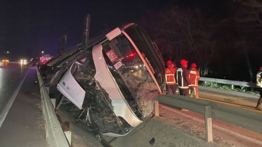 Bursa'da öğrencileri taşıyan tur otobüsü devrildi: Ölü ve yaralılar var