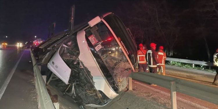 Bursa'da öğrencileri taşıyan tur otobüsü devrildi: Ölü ve yaralılar var