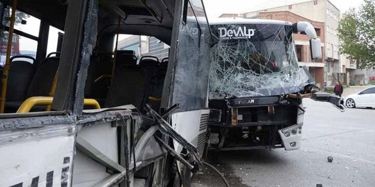 Bursa'da servis aracı ile özel halk otobüsü çarpıştı