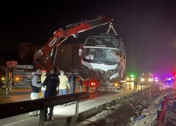 Bursa’da tur otobüsü devrildi: İkisi öğrenci üç kişi öldü