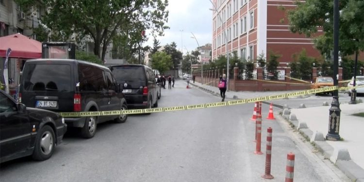 Büyükçekmece Adliyesi önünde silahlı çatışma: Motosikletlerle gelip ateş açtılar