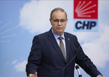 CHP Sözcüsü Faik Öztrak, “Beş yıl önce ‘Ver yetkiyi gör etkiyi’ diyerek gelen Erdoğan; dövizlerimizi tüketti, paramızı pul etti” diye yazdı.