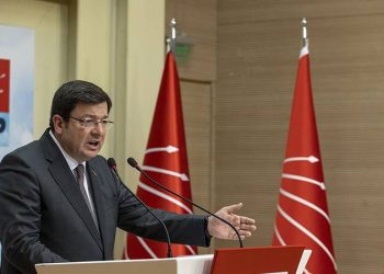 CHP Genel Başkan Yardımcısı Muharrem Erkek, kurdukları sandık güvenliği sistemini anlattı. Yüksek Seçim Kurulu (YSK) sistemiyle örtüşmeyen sandık sayısını açıklayan Erkek, "Cumhurbaşkanlığı için 2 bin 269 sandık tutanağında farklılık tespit ettik. Tabii dört adayın da lehine, aleyhine olabilir. Ayrıca bizim adayımız aleyhine olanları da ayrıca tespit ediyoruz. Bunların itirazları, pazartesi 17.00 itibarıyla yapıldı. Milletvekilliği için de toplam 4 bin 825 sandıkta uyuşmazlık tespit ettik, CHP ve İyi parti aleyhine. Ve bunların da itirazları dün 15.00 itibarıyla bitti" bilgisini verdi.