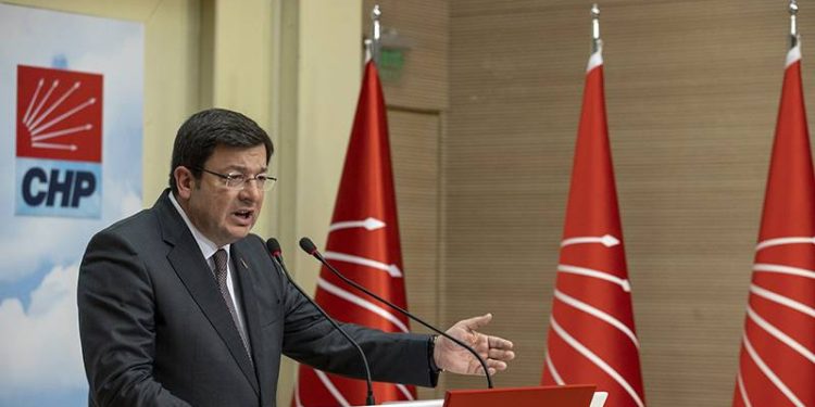 CHP Genel Başkan Yardımcısı Muharrem Erkek, kurdukları sandık güvenliği sistemini anlattı. Yüksek Seçim Kurulu (YSK) sistemiyle örtüşmeyen sandık sayısını açıklayan Erkek, "Cumhurbaşkanlığı için 2 bin 269 sandık tutanağında farklılık tespit ettik. Tabii dört adayın da lehine, aleyhine olabilir. Ayrıca bizim adayımız aleyhine olanları da ayrıca tespit ediyoruz. Bunların itirazları, pazartesi 17.00 itibarıyla yapıldı. Milletvekilliği için de toplam 4 bin 825 sandıkta uyuşmazlık tespit ettik, CHP ve İyi parti aleyhine. Ve bunların da itirazları dün 15.00 itibarıyla bitti" bilgisini verdi.