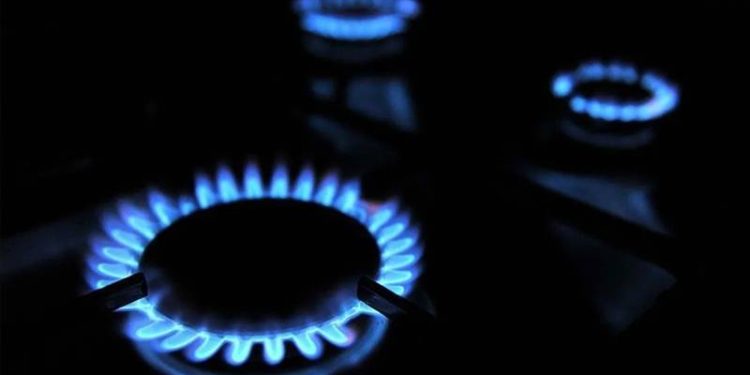 CHP Genel Başkan Yardımcısı Ahmet Akın, konutlardaki ücretsiz doğal gaz uygulamasına ilişkin olarak, "Seçim doğal gazı, kamu ve emekli maaşlarını düşürecek. Doğal gazda enflasyon hesaplamasında 'sıfır fiyat' uygulamasının kabul edilmesi, memur ve emeklilere Haziran 2023'ten sonra 6 ay boyunca ödenecek ücreti düşürecek" dedi.