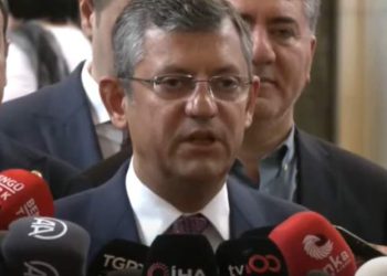 CHP Grup Başkanvekili Özgür Özel, TBMM'de yaptığı açıklamada, "Cuma günü yemin törenini yapacağız. Cumartesi günü kapalı grup toplantısında bir araya gelecek, bir grup başkanı 3 grup başkanvekili seçeceğiz. Engin Özkoç milletvekili değil, Engin Altay ve ben grup başkanvekilliği görevine talip değilim. 8 arkadaşımız bu göreve talip oldu. Cumartesi seçimimizi yapacağız" dedi.