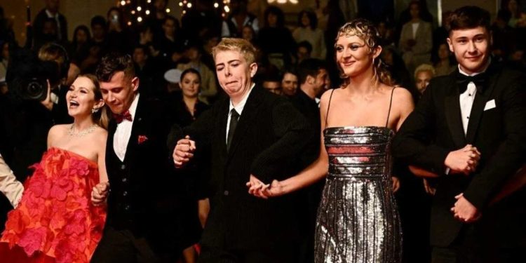 Cannes'da ödüller dağıtılmaya başlandı: How to Have Sex festivalin "gizli cevheri" oldu