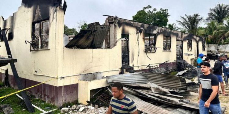 Güney Amerika ülkelerinden Guyana’da bir okul yatakhanesinde çıkan yangında 19 öğrenci hayatını kaybetti. Yangının, cep telefonuna el konulmasına kızan bir öğrencinin okulu kundaklaması sonucu çıktığı açıklandı.