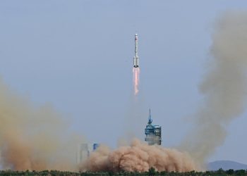 Çin uzaya ilk kez sivil taykonot yolladı