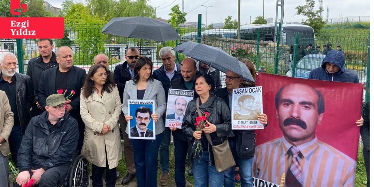 Cumartesi Anneleri, gözaltında öldürülen Ocak’ı ve Karakoç’u mezarları başında andı