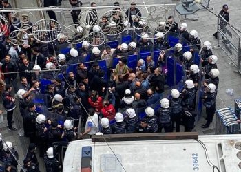 AYM'nin Cumartesi Anneleri'nin eylemleri "saygıyla karşılanmalı" denilen kararlarına rağmen 947. hafta buluşması için Galatasaray Meydanı'na çıkmak isteyen Cumartesi Anneleri/İnsanları bir kez daha polis tarafından engellendi. En az 13 kişi gözaltına alındı.