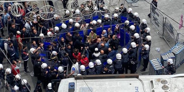 AYM'nin Cumartesi Anneleri'nin eylemleri "saygıyla karşılanmalı" denilen kararlarına rağmen 947. hafta buluşması için Galatasaray Meydanı'na çıkmak isteyen Cumartesi Anneleri/İnsanları bir kez daha polis tarafından engellendi. En az 13 kişi gözaltına alındı.