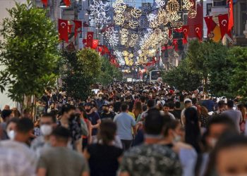 Devrimci İşçi Sendikaları Konfederasyonu Araştırma Merkezi (DİSK-AR), 2023'ün ilk çeyreğinde gerçek genç işsizliğinin yüzde 42, genç kadın işsizliğinin ise yüzde 51 olduğunu bildirdi.