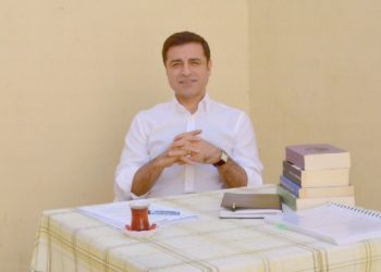 6 buçuk yıldır Edirne F Tipi Cezaevi'nde tutuklu bulunan Selahattin Demirtaş, seçimlerin ardından yaptığı Twitter paylaşımı ile özür diledi ve aktif siyaseti bıraktığını duyurdu.