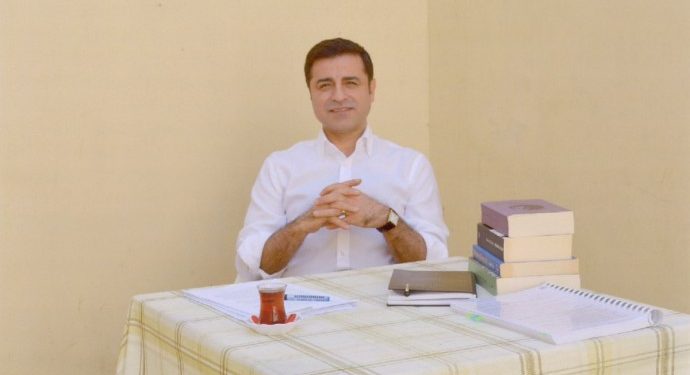 6 buçuk yıldır Edirne F Tipi Cezaevi'nde tutuklu bulunan Selahattin Demirtaş, seçimlerin ardından yaptığı Twitter paylaşımı ile özür diledi ve aktif siyaseti bıraktığını duyurdu.