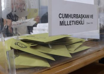 Denizli’de iki polis memuru mükerrer oy kullanmaya çalışırken yakayı ele verdi