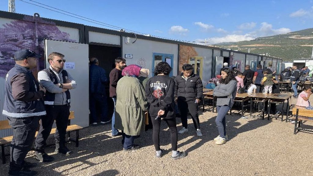 Deprem bölgesinde seçmeler sandık başına gitti