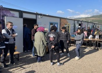 Deprem bölgesinde seçmeler sandık başına gitti