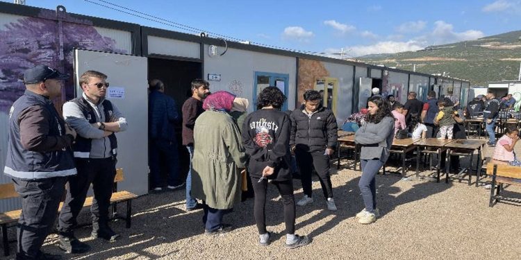 Deprem bölgesinde seçmeler sandık başına gitti