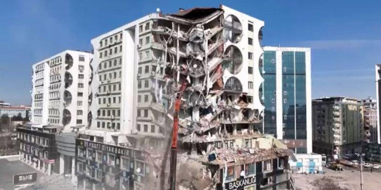 Depremde yıkılan Galeria'ya ilişkin ek rapor: Projeyi yapanlar yüzde 20 sorumlu