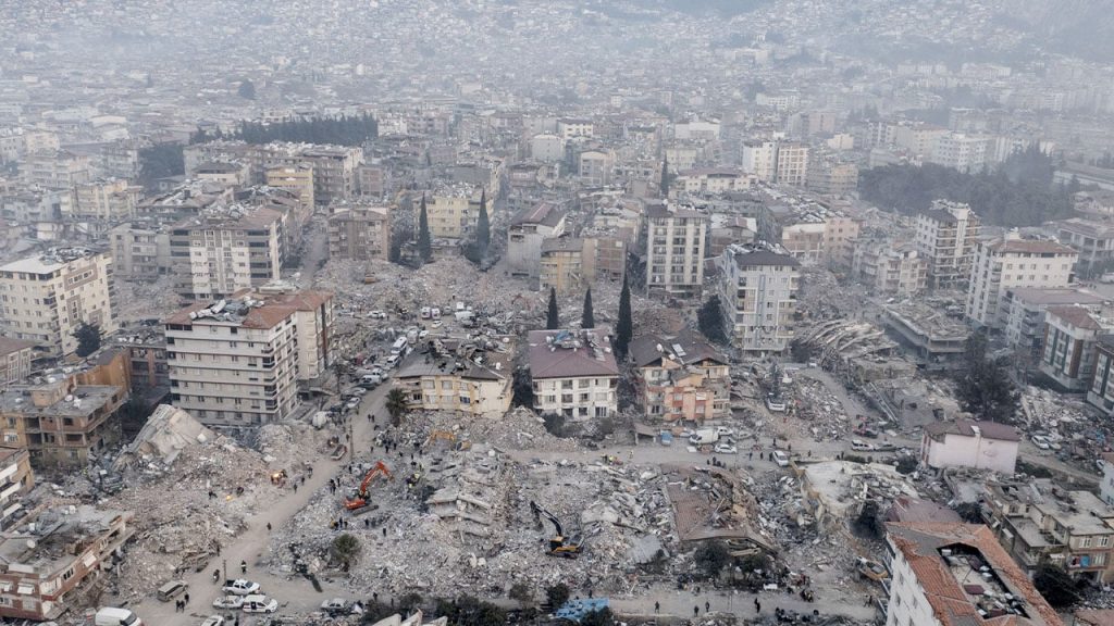 Depremin bölgesinde su sorunu devam ediyor: Bir aileye haftalık sadece 5 litre içme suyu