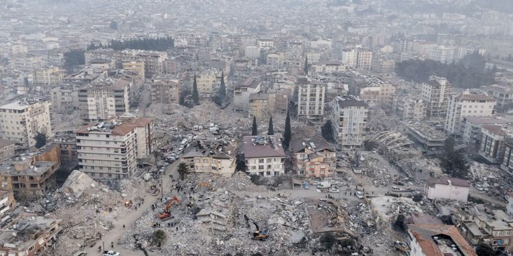 Depremin bölgesinde su sorunu devam ediyor: Bir aileye haftalık sadece 5 litre içme suyu