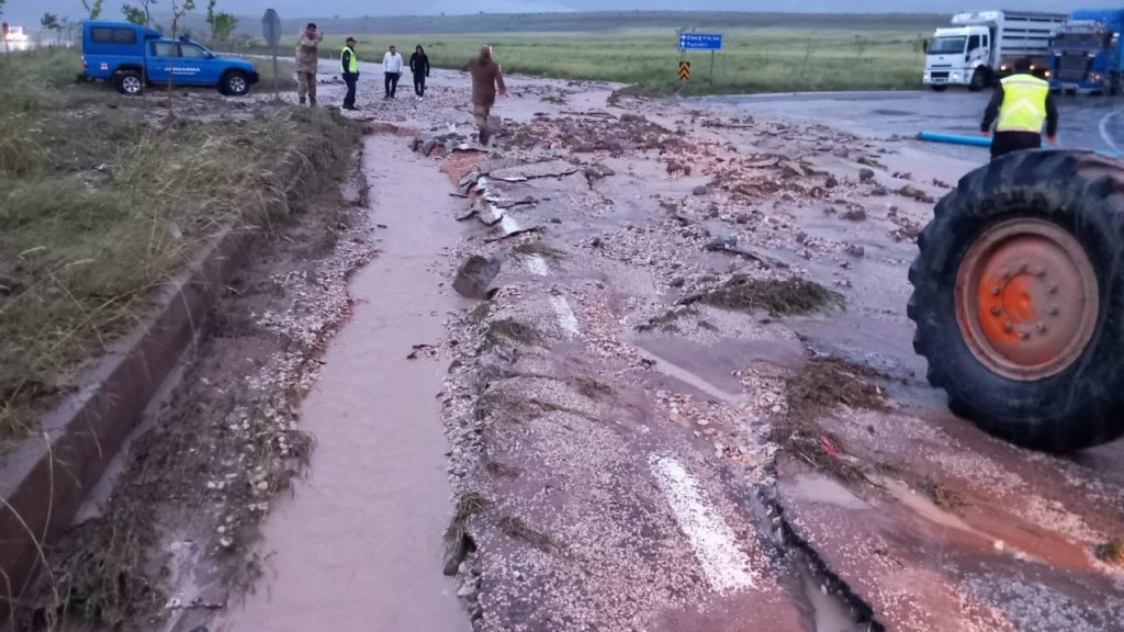 Dersim'de sağanak nedeniyle Çemişgezek-Pertek kara yolu ulaşıma kapatıldı