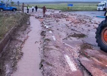 Dersim'de sağanak nedeniyle Çemişgezek-Pertek kara yolu ulaşıma kapatıldı