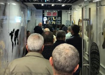 Bankalararası piyasada dolar/TL 19.89 seviyesinden satılırken serbest piyasada 21.25, bankalarda ise ortalama 21.40 seviyesinden satıldı. Böylece serbest piyasa ile bankalararası piyasa arasındaki satış farkı yüzde 6,8-7,6 seviyelerine yükseldi.