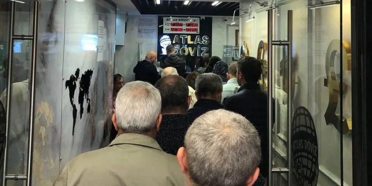 Bankalararası piyasada dolar/TL 19.89 seviyesinden satılırken serbest piyasada 21.25, bankalarda ise ortalama 21.40 seviyesinden satıldı. Böylece serbest piyasa ile bankalararası piyasa arasındaki satış farkı yüzde 6,8-7,6 seviyelerine yükseldi.