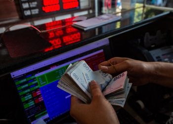 Döviz krizi büyüyor... 5 bin dolar limiti getirildi, saat 11.00'den sonra döviz satışı yapılmıyor: Seri iflaslar gelebilir