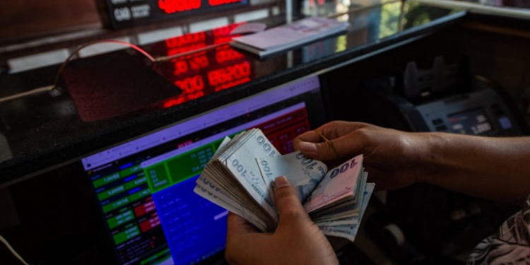 Döviz krizi büyüyor... 5 bin dolar limiti getirildi, saat 11.00'den sonra döviz satışı yapılmıyor: Seri iflaslar gelebilir