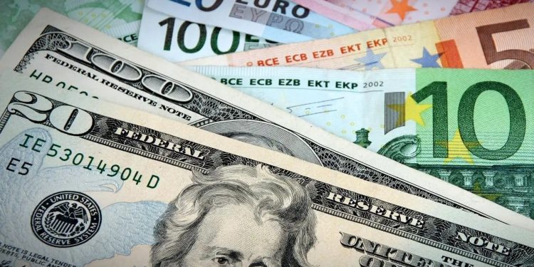 Döviz kurunda 'ikinci tur' etkisi: Dolar ve euro, TL karşısında rekor tazeledi