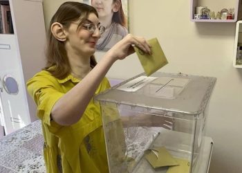 Dünyanın en uzun boylu kadını, oyunu evinde kullandı