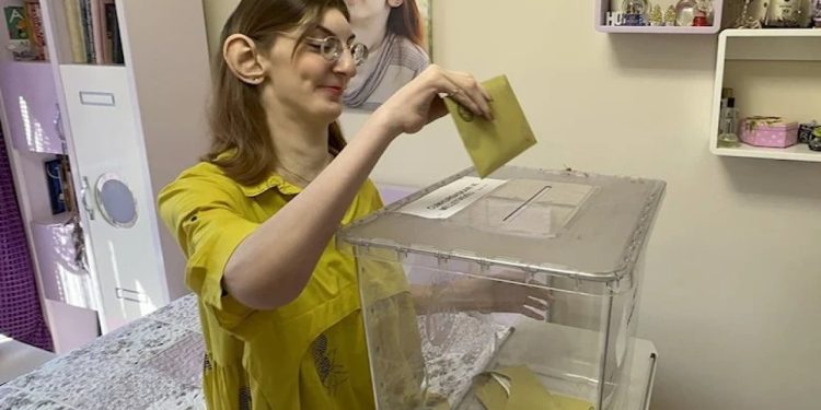 Dünyanın en uzun boylu kadını, oyunu evinde kullandı