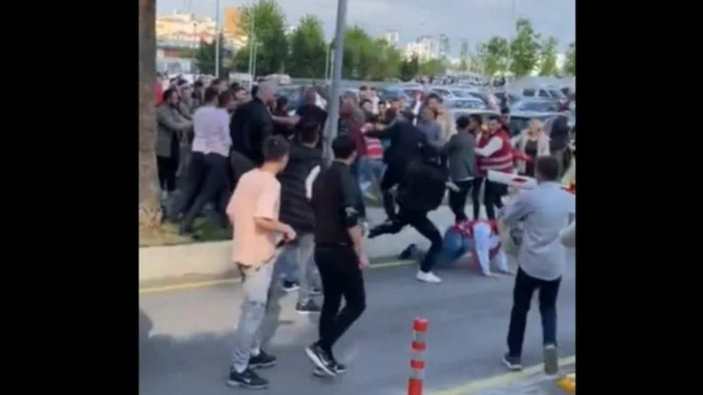 Ekrem İmamoğlu'nun Pendik mitingine katılan gençlere saldırı