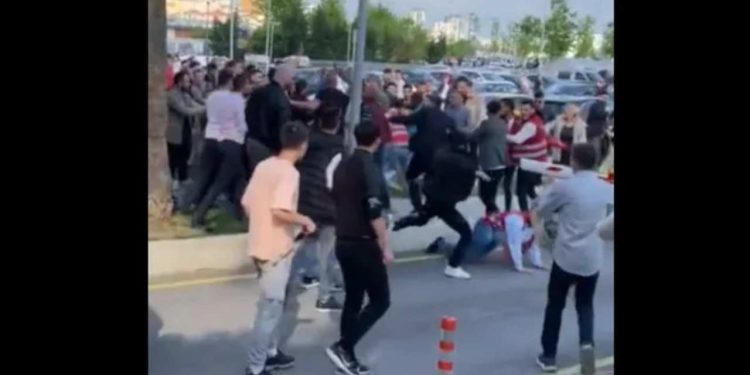 Ekrem İmamoğlu'nun Pendik mitingine katılan gençlere saldırı