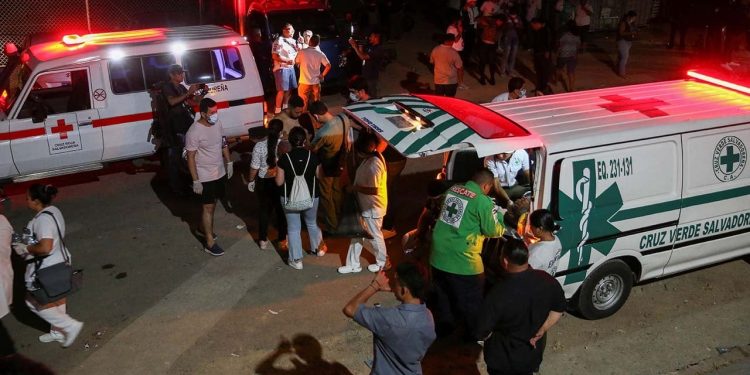 El Salvador'da stadyum izdihamı: 12 ölü, 100'e yakın yaralı