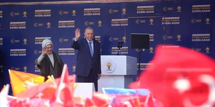 Erdoğan ilk olarak Kırklareli'de "Kira meselesini de, çarşı pazarda aşırı fiyat artışını da hal yoluna biz koyarız" dedi