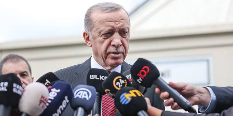 Cumhurbaşkanı ve AKP Genel Başkanı Recep Tayyip Erdoğan, sosyal medya hesabından yaptığı açıklamada, 28 Mayıs tarihinde yapılacak Cumhurbaşkanlığı ikinci tur seçimlerine ilişkin olarak "14 Mayıs’ta elde ettiğimiz oy oranını daha da yükselterek, 28 Mayıs seçiminden zaferle çıkacak, inşallah tarihi bir başarıya imza atacağız." dedi. Vatandaştan oy isteyen Erdoğan, "Hangi siyasi partiye gönül verirse versin tüm vatandaşlarımın oyuna talip olduğumuzu ifade etmek istiyorum." ifadelerini kullandı.