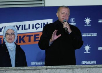 14 Mayıs cumhurbaşkanı seçimlerinde 49,2 oranında oy alan Cumhurbaşkanı ve AKP Genel Başkanı Recep Tayyip Erdoğan, seçimlerin ikinci tura kalmasıyla ilgili, "Şimdi 14 Mayıs’ta elde ettiğimiz başarıyı daha büyük bir zaferle taçlandırma vakti" derken, parti tabanına, "Sizlere güveniyorum" diye seslendi.