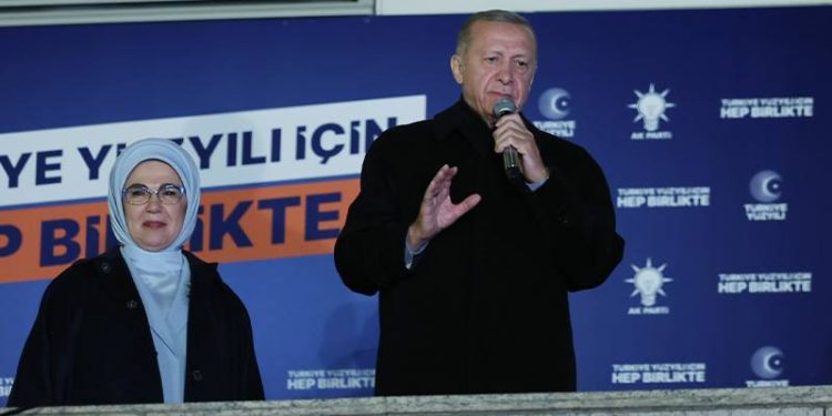 14 Mayıs cumhurbaşkanı seçimlerinde 49,2 oranında oy alan Cumhurbaşkanı ve AKP Genel Başkanı Recep Tayyip Erdoğan, seçimlerin ikinci tura kalmasıyla ilgili, "Şimdi 14 Mayıs’ta elde ettiğimiz başarıyı daha büyük bir zaferle taçlandırma vakti" derken, parti tabanına, "Sizlere güveniyorum" diye seslendi.