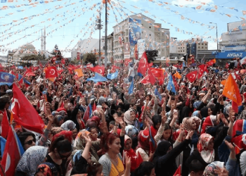 Erdoğan'ın Van'daki mitinginden dikkat çeken detaylar: "2002'den beri en sönük Van mitingi"