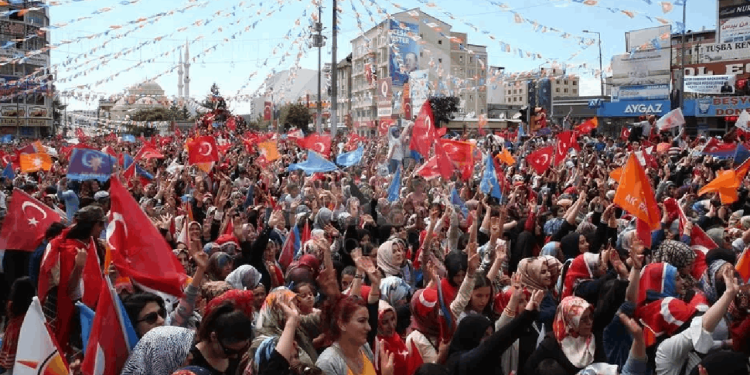 Erdoğan'ın Van'daki mitinginden dikkat çeken detaylar: "2002'den beri en sönük Van mitingi"