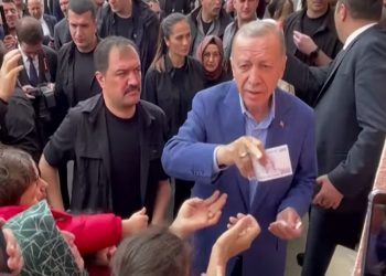 Erdoğan’ın oy kullandıktan sonra seçmenlere para dağıtması uluslararası medyaya haber oldu