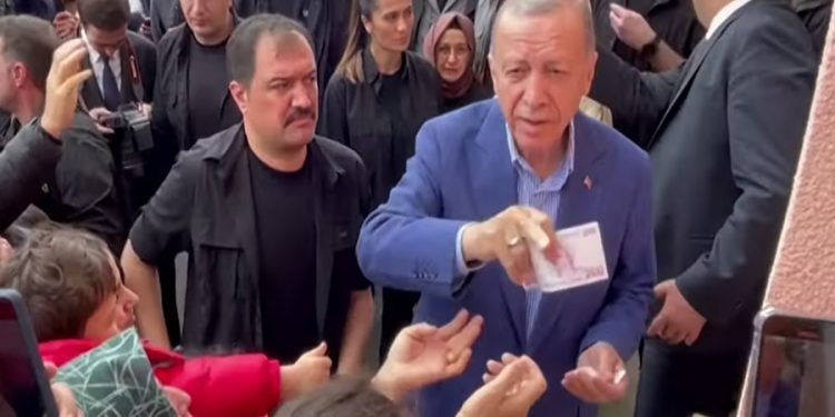 Erdoğan’ın oy kullandıktan sonra seçmenlere para dağıtması uluslararası medyaya haber oldu