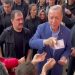Erdoğan’ın oy kullandıktan sonra seçmenlere para dağıtması uluslararası medyaya haber oldu