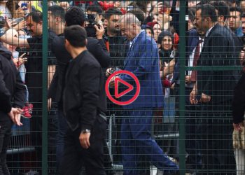 Erdoğan'ın oy verdikten sonra para dağıtması dünya basınında